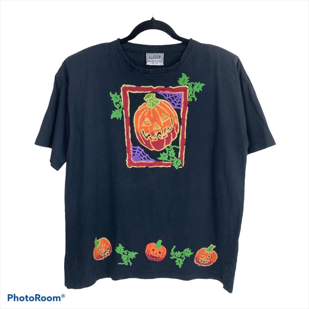 Illusion Halloween Themed Graphic T-Shirt One Size